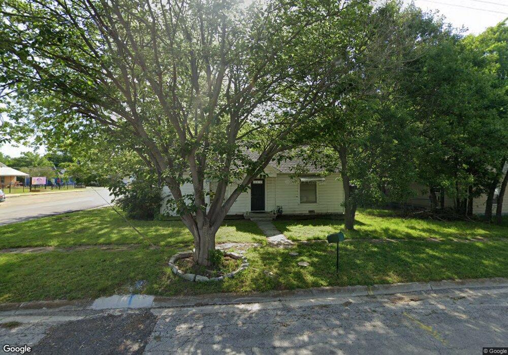 1018 Witherspoon St, Gainesville, TX 76240 - photo 1