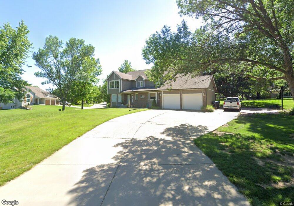 7215 SW Robins Dr, Topeka, KS 66610 - photo 1