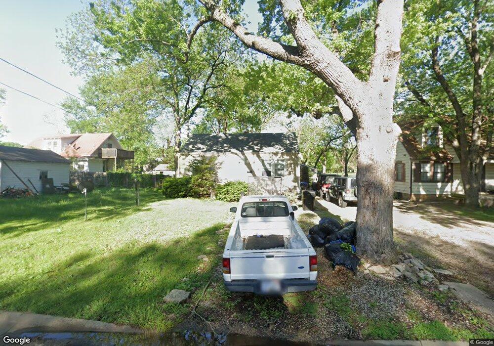 939 SW Hedgewood Ave, Topeka, KS 66606 - photo 1