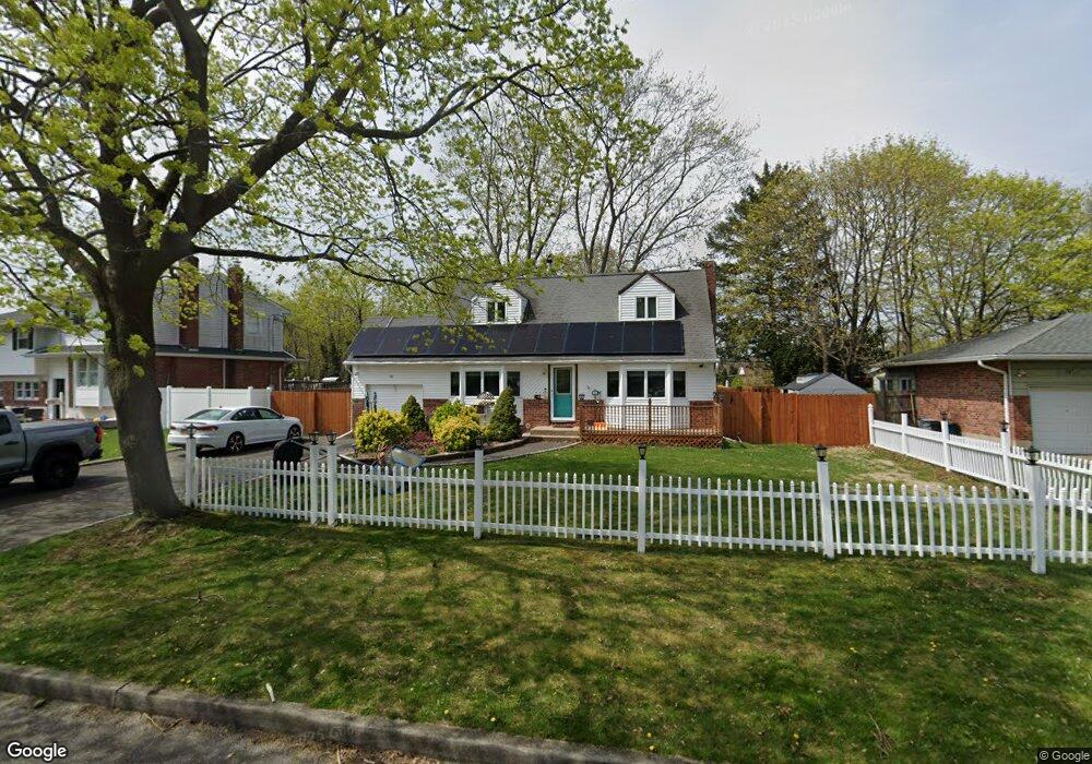 36 Fox Ln, ComMacK, NY 11725 - photo 1