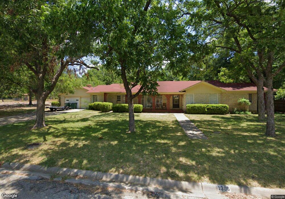 1306 Hillcrest Blvd, Gainesville, TX 76240 - photo 1