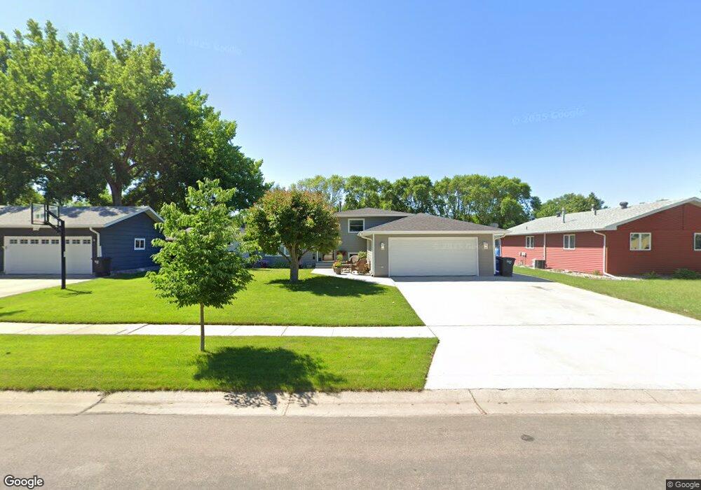 3122 Edgewood Dr N, Fargo, ND 58102 - photo 1