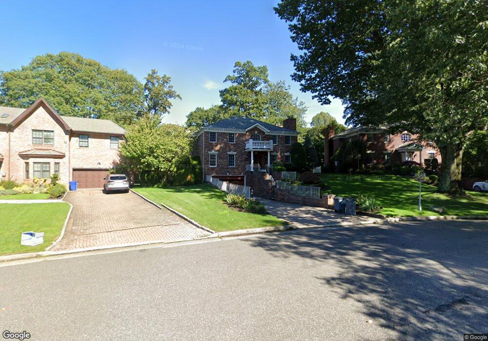 208 Aldershot Ln, Manhasset, NY 11030 - photo 1