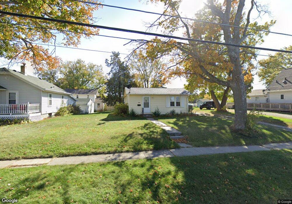 747 N 4th Ave E, Newton, IA 50208 - photo 1