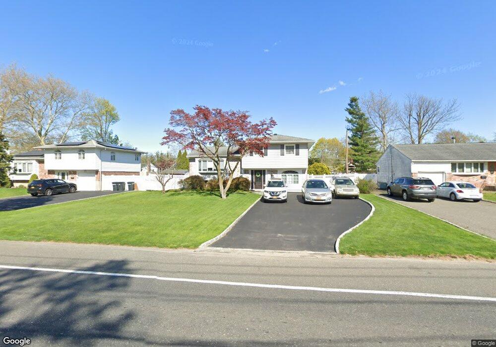 354 Townline Rd, ComMacK, NY 11725 - photo 1