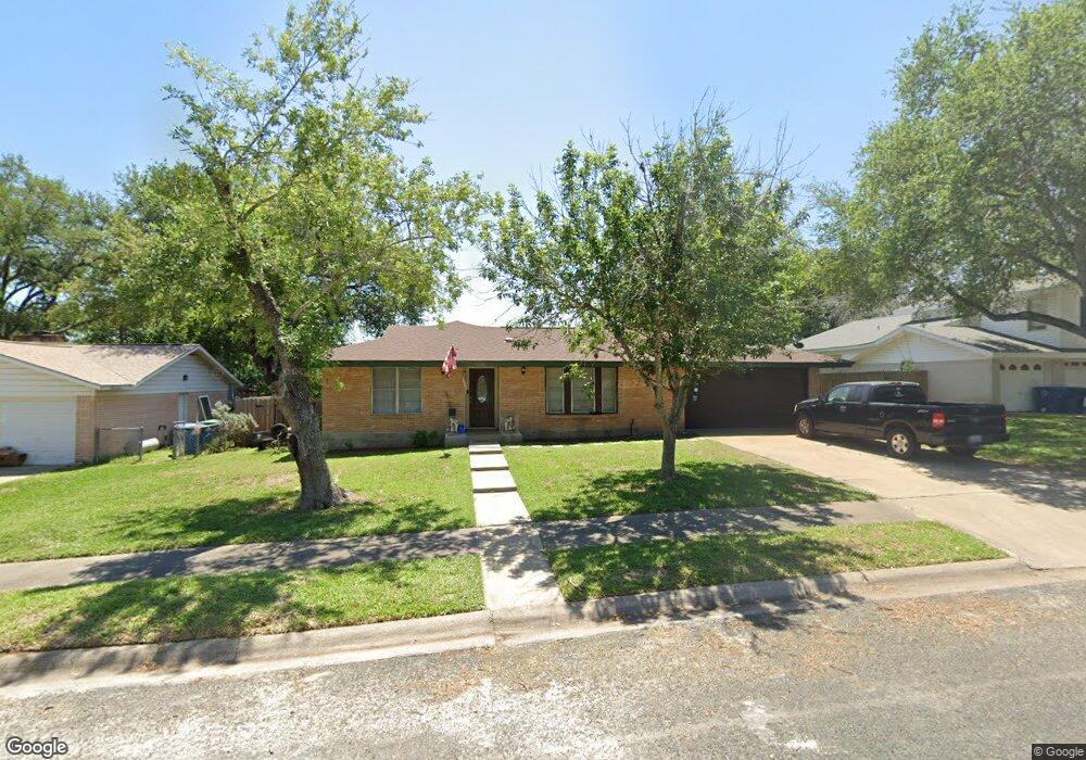 1406 Mockingbird Ln, Beeville, TX 78102 - photo 1