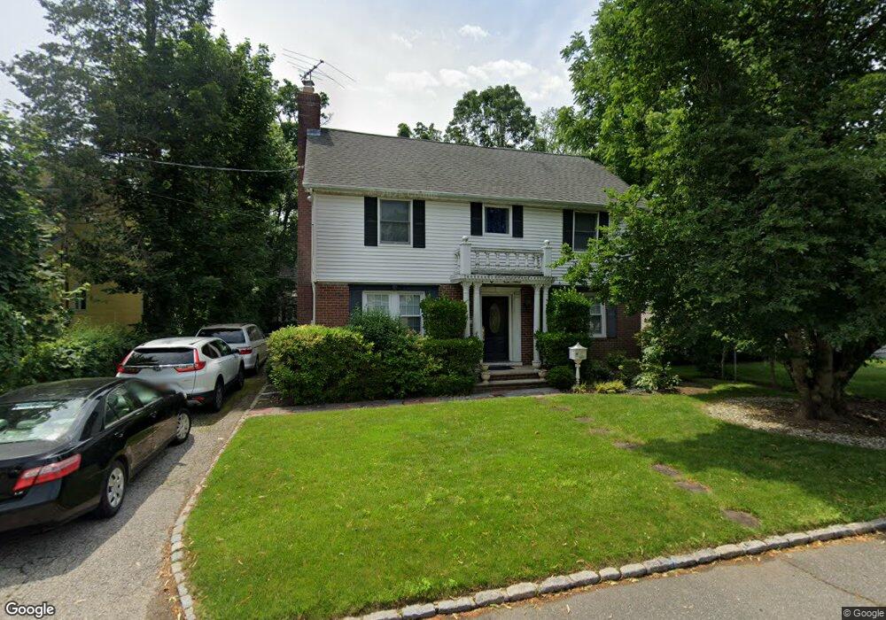 10 Bromley Ln, Great Neck, NY 11023 - photo 1