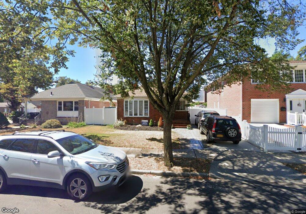 8156 256th St, Glen Oaks, NY 11004 - photo 1