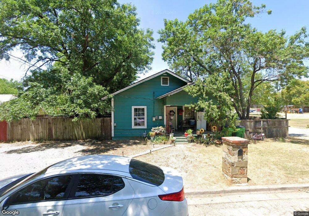 523 N Clements St, Gainesville, TX 76240 - photo 1