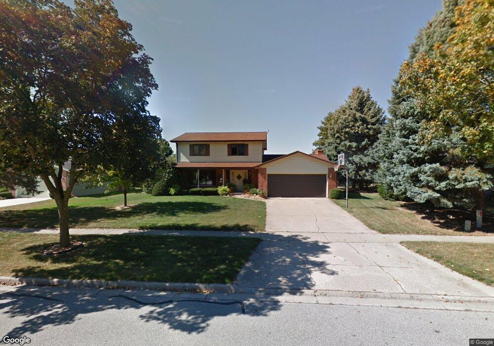 654 Franconian Dr E, Frankenmuth, MI 48734 - photo 1