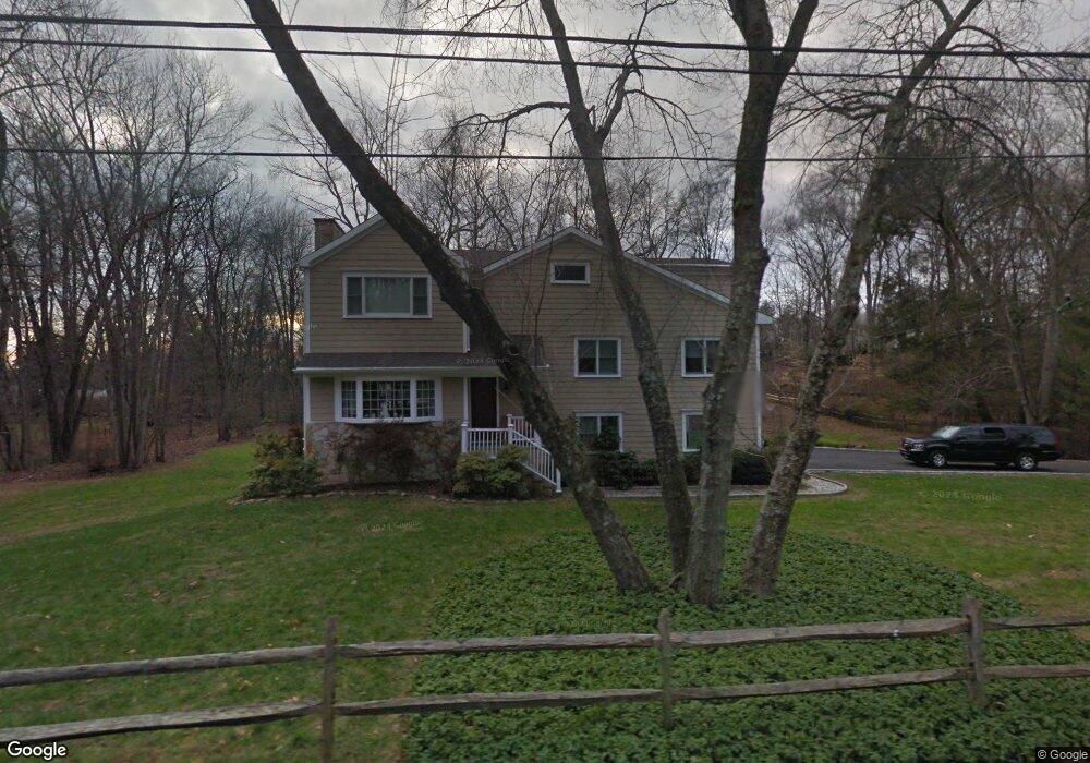 8 Meadowbrook Ln, Westport, CT 06880 - photo 1