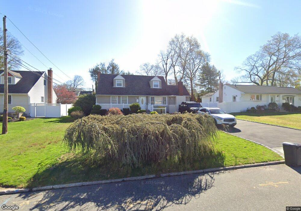 27 Crocus Ln, ComMacK, NY 11725 - photo 1