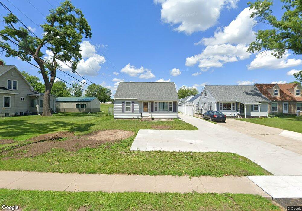 1906 Johnson Ave NW, Cedar Rapids, IA 52405 - photo 1