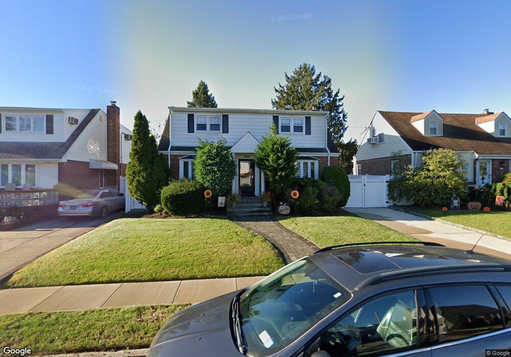 869 Oaks Dr, Franklin Square, NY 11010 - photo 1