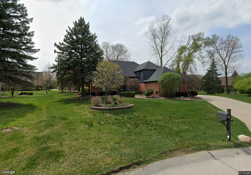 1040 Clear Point Ct, Bloomfield Hills, MI 48304 - photo 1