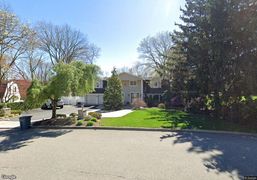 102 Wichard Blvd, ComMacK, NY 11725 - photo 1