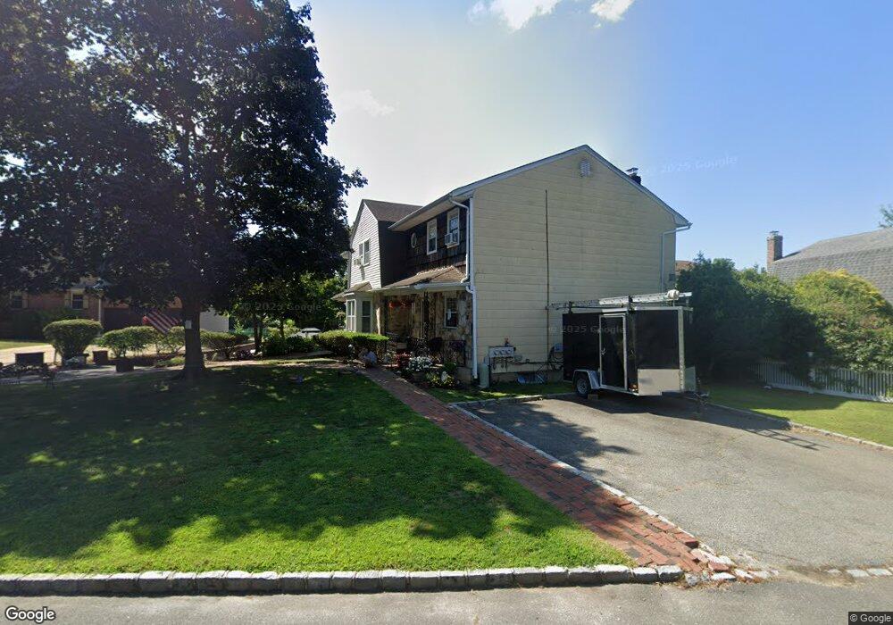 7 Conway Ct, Glen Cove, NY 11542 - photo 1