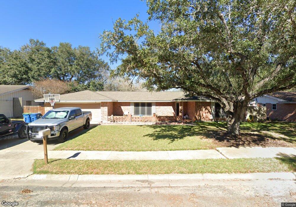 707 Newhall St, Beeville, TX 78102 - photo 1