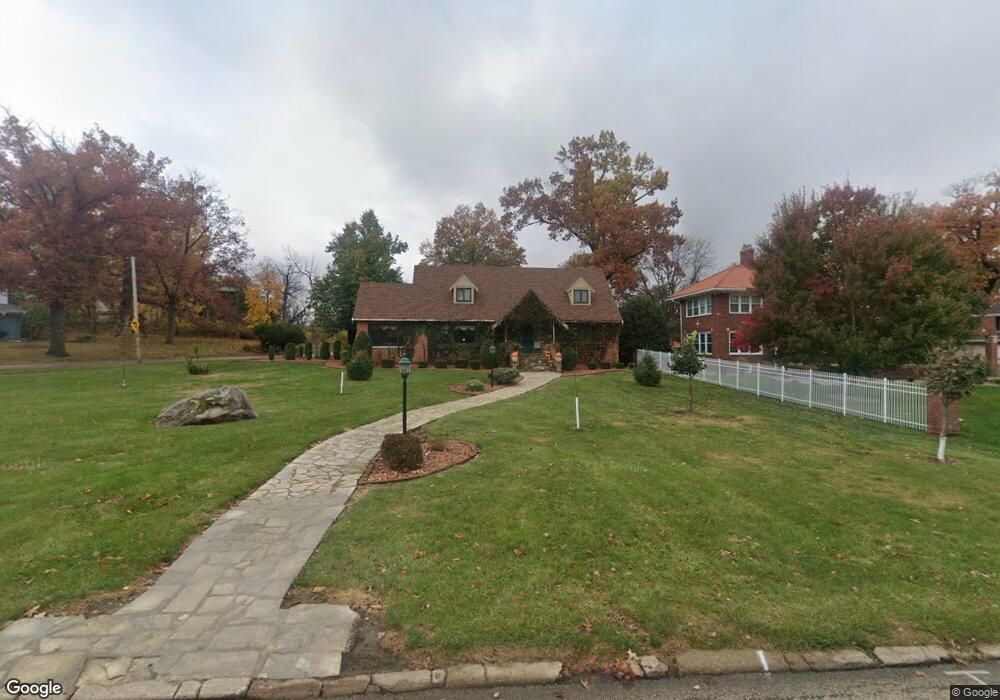 2261 Grande Ave SE, Cedar Rapids, IA 52403 - photo 1