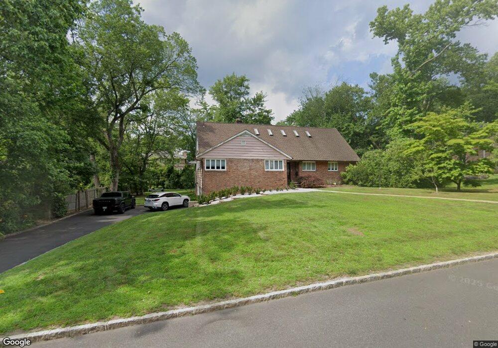 35 Rogers Rd, Great Neck, NY 11024 - photo 1