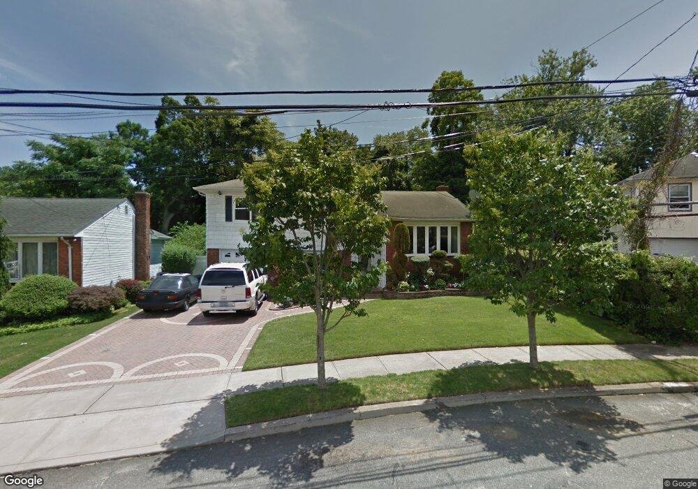 24 Coral Ct, Malverne, NY 11565 - photo 1