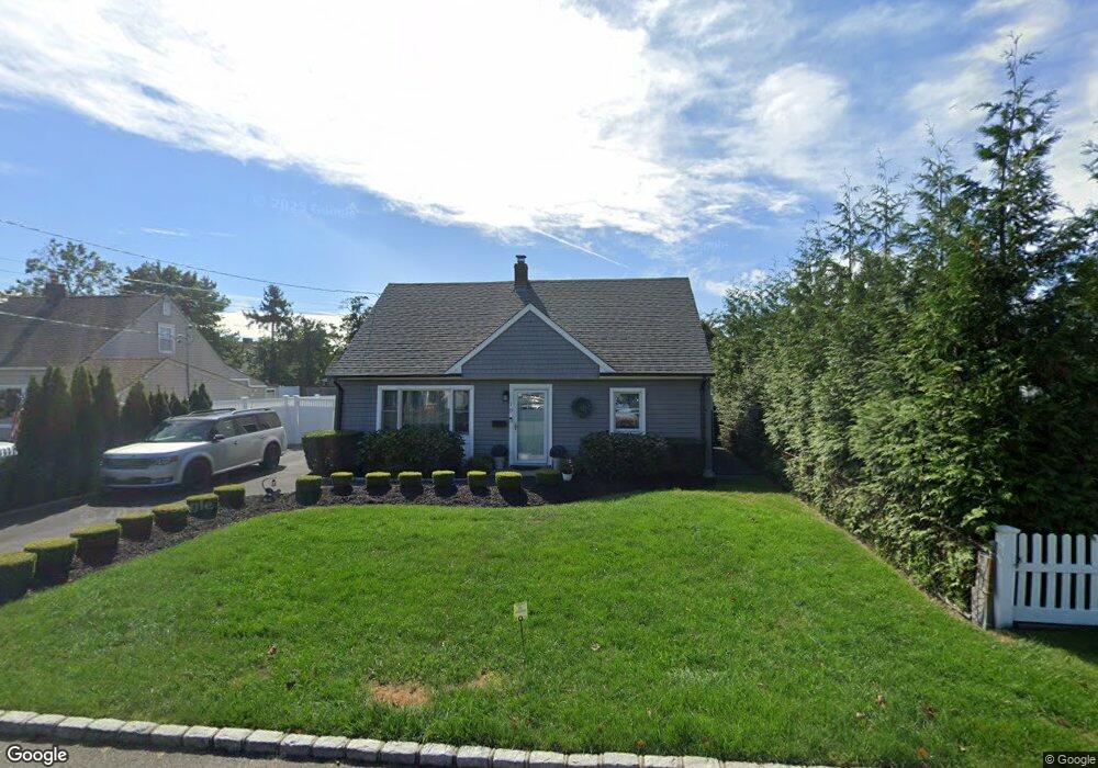 10 E Orowoc Ave, Islip, NY 11751 - photo 1