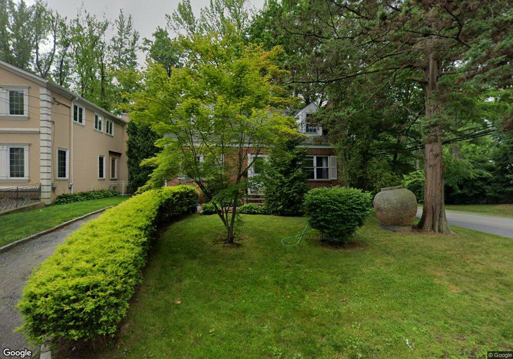 32 Burbury Ln, Great Neck, NY 11023 - photo 1