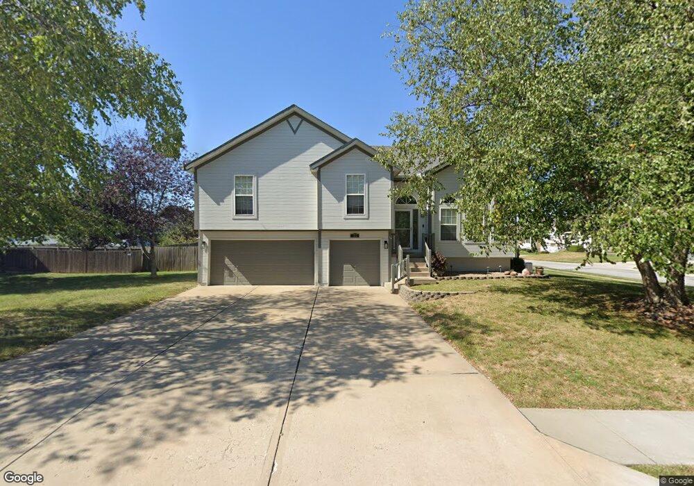 722 Saddle Peak Dr, Raymore, MO 64083 - photo 1