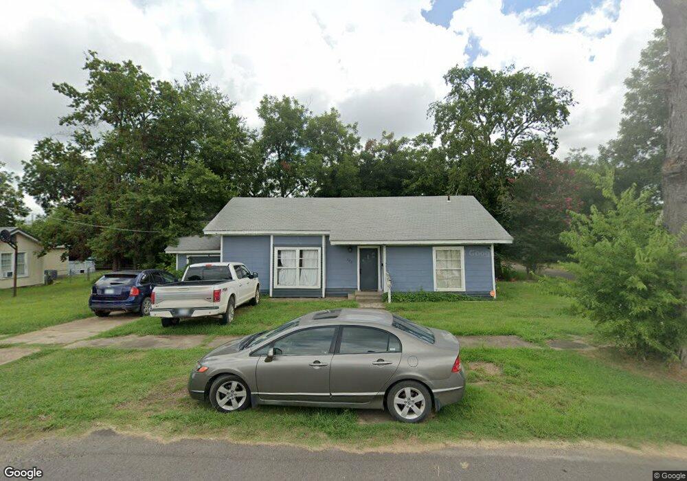 702 N 3rd St, Hugo, OK 74743 - photo 1
