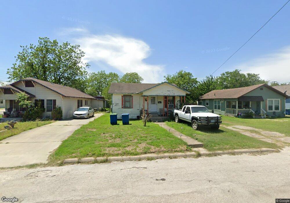 703 N Filmore St, Beeville, TX 78102 - photo 1
