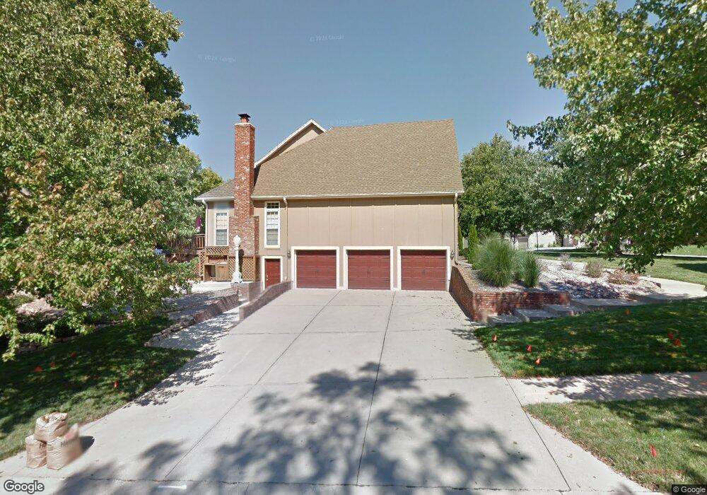 7918 Darnell Ln, Lenexa, KS 66215 - photo 1