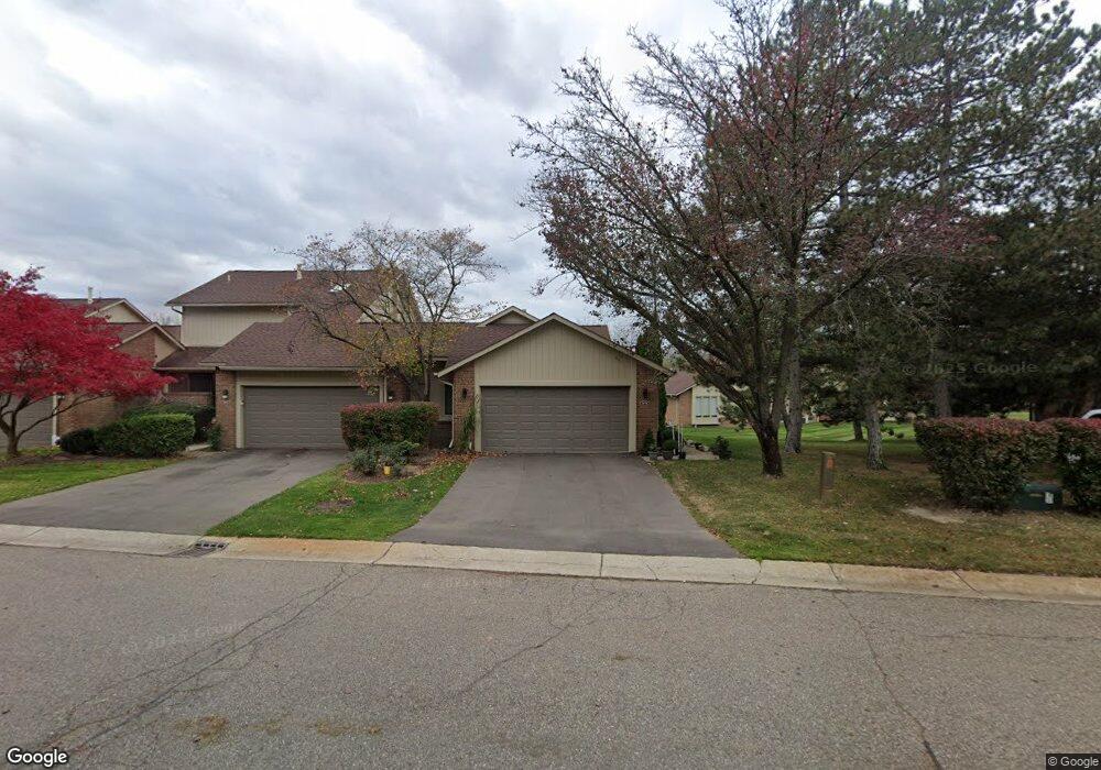 5570 Walnut Cir E, West Bloomfield, MI 48322 - photo 1