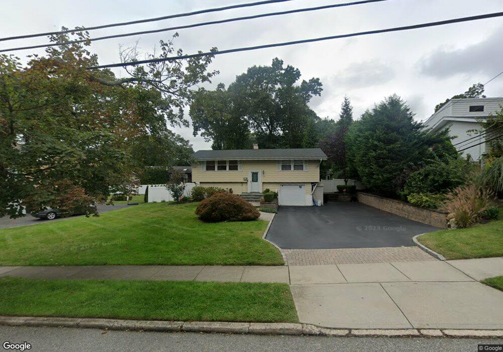 64 Shinbone Ln, ComMacK, NY 11725 - photo 1
