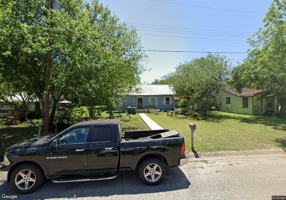 902 E Hutchinson St, Beeville, TX 78102 - photo 1