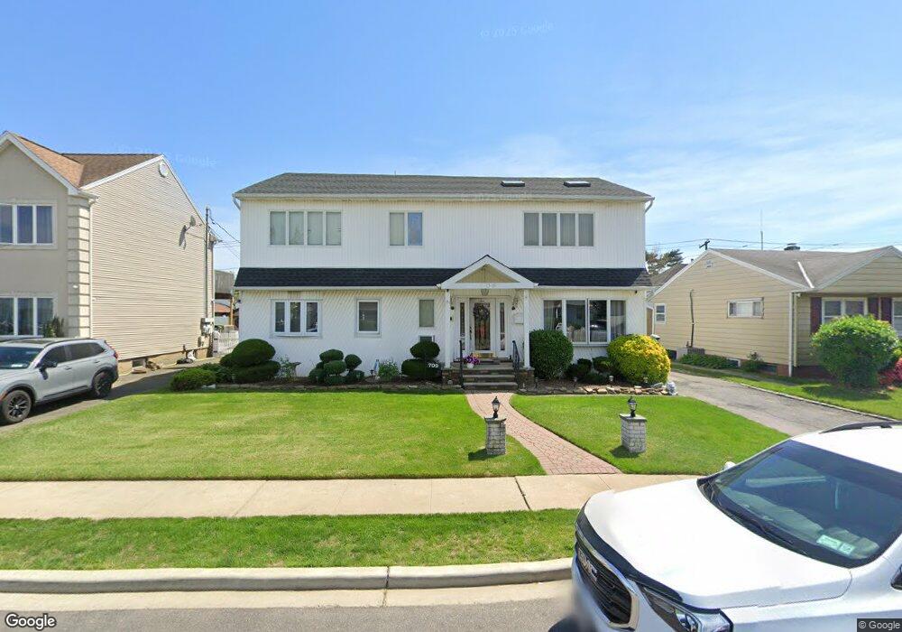 709 Byron Ave, Franklin Square, NY 11010 - photo 1