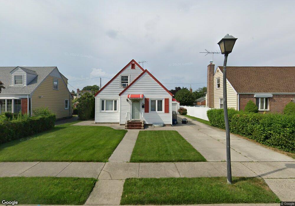 261 Devonshire Dr, New Hyde Park, NY 11040 - photo 1