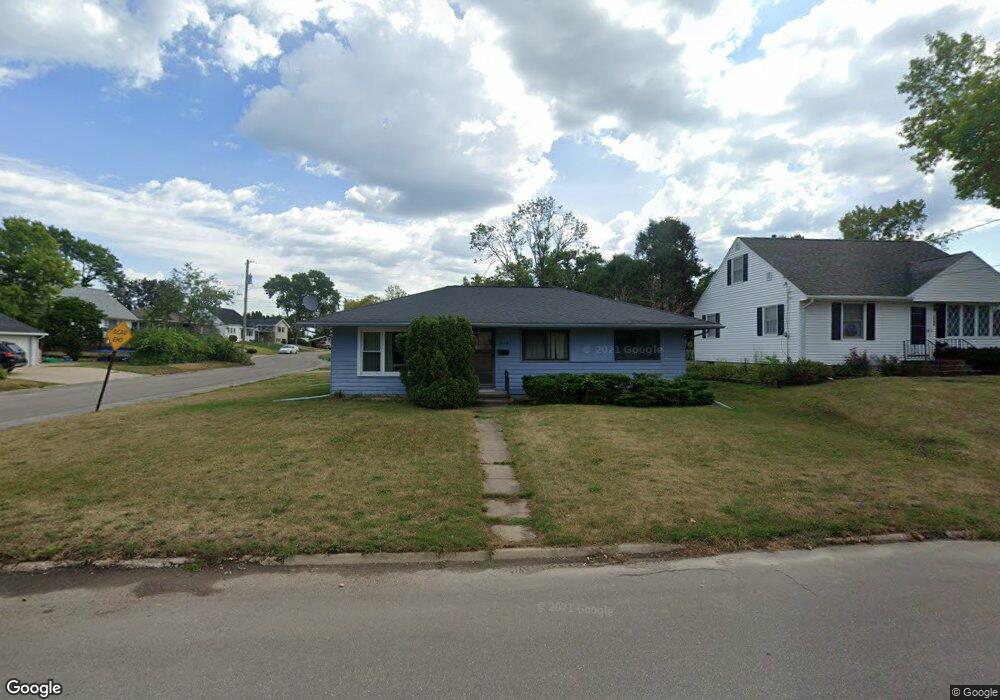 1102 28th St SE, Cedar Rapids, IA 52403 - photo 1