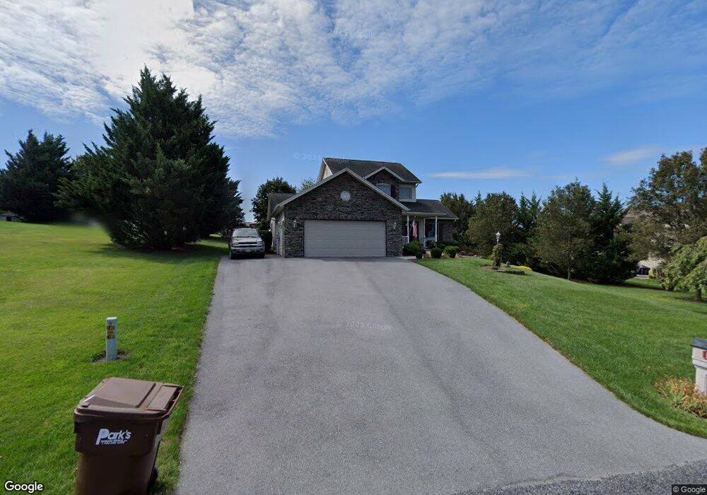 586 Wennington Dr, Chambersburg, PA 17201 - photo 1