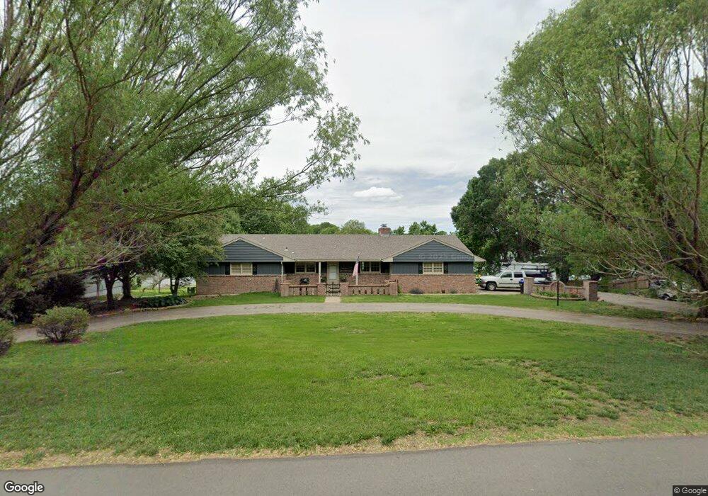 3901 SW Chelmsford Rd, Topeka, KS 66610 - photo 1