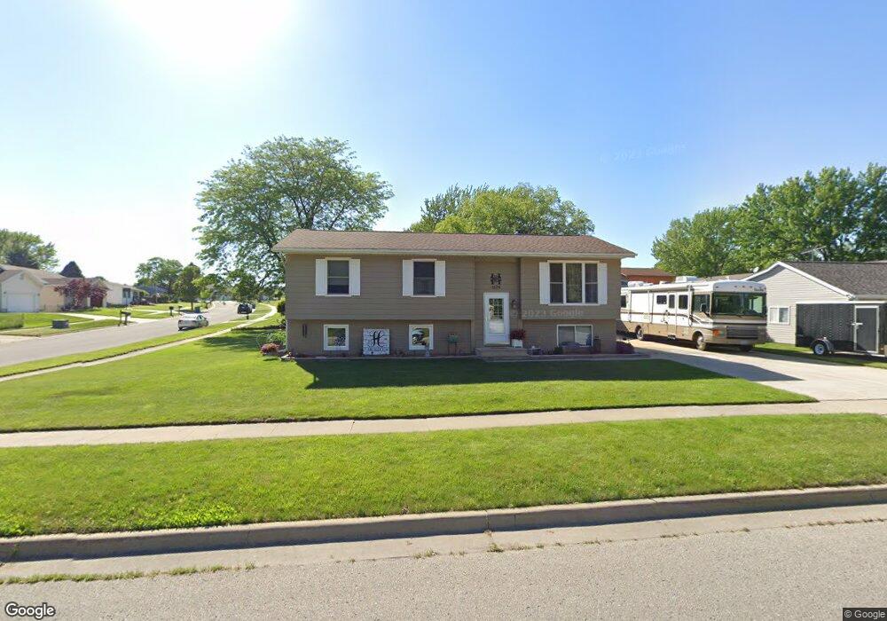 1324 Edgewood Dr, Waterloo, IA 50701 - photo 1