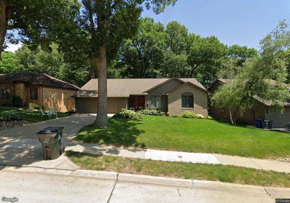 2102 Linmar Dr NE, Cedar Rapids, IA 52402 - photo 1