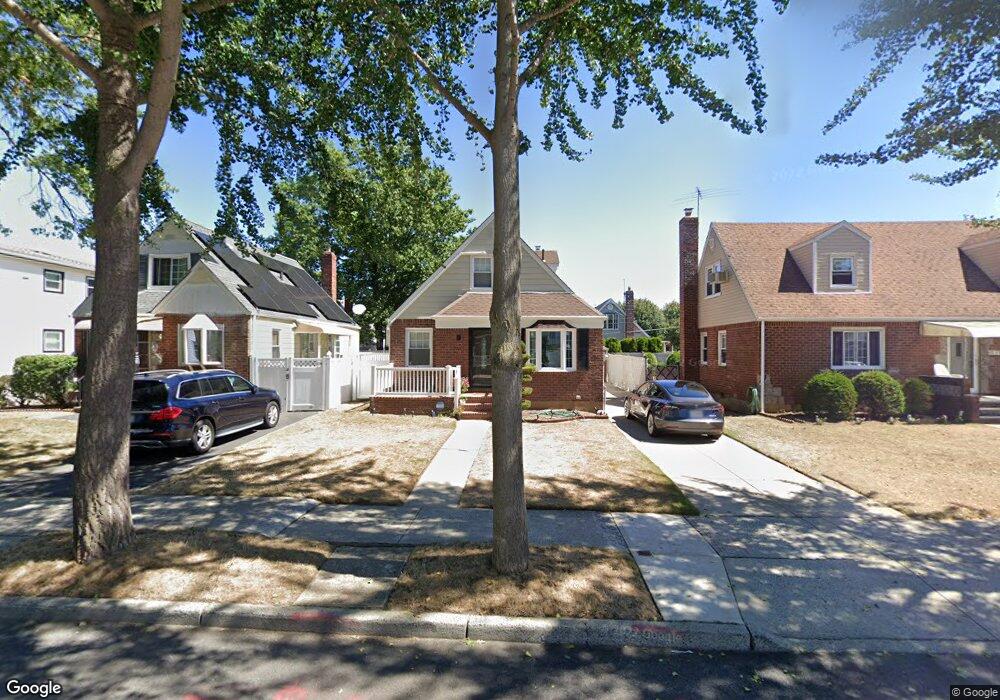 8231 266th St, Glen Oaks, NY 11004 - photo 1