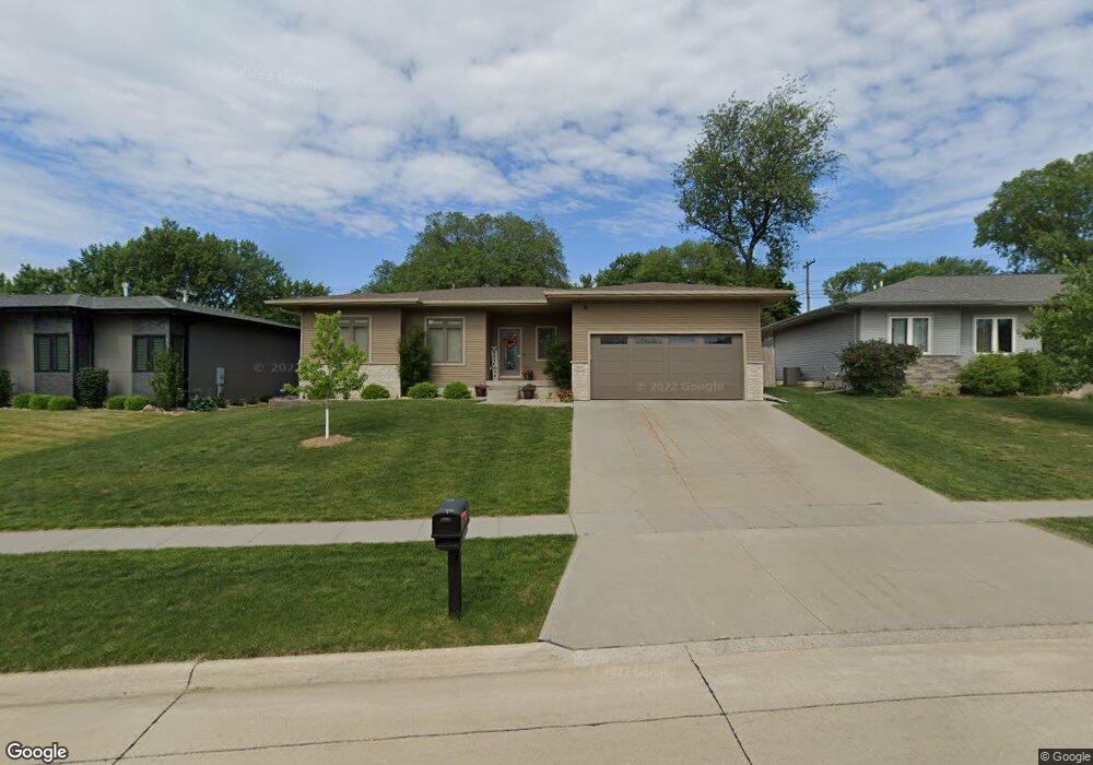 4011 Wedgewood Dr, Cedar Falls, IA 50613 - photo 1