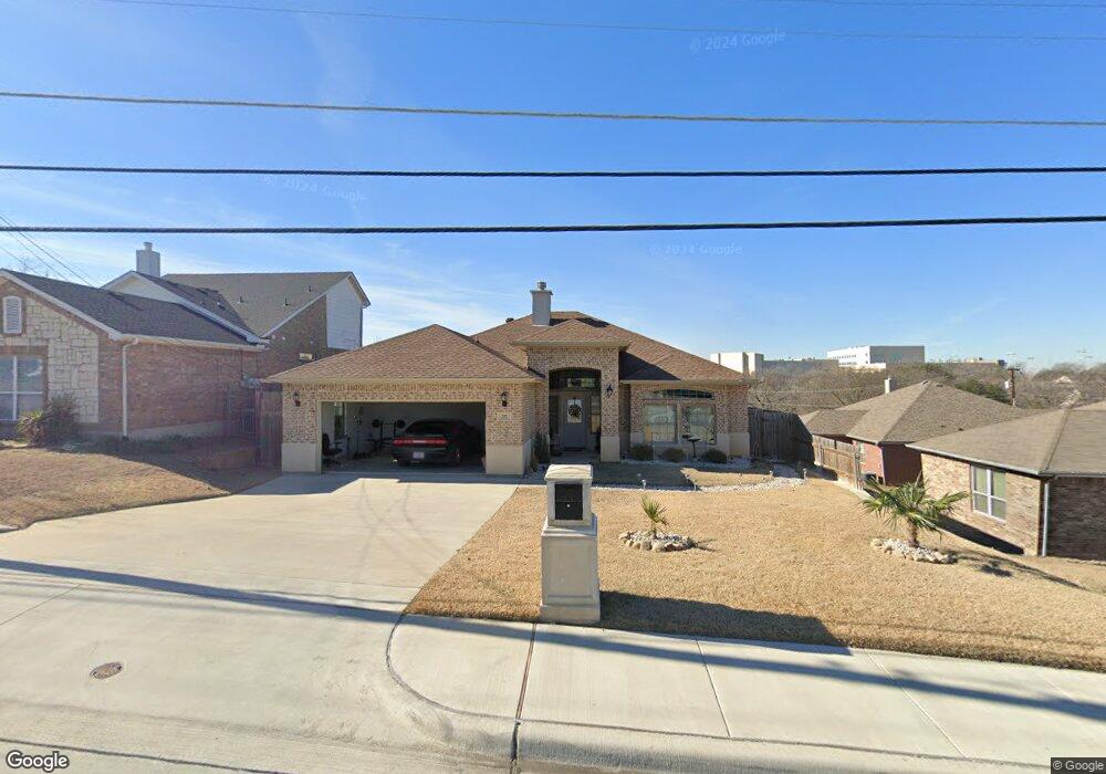 529 NE 5th St, Grand Prairie, TX 75050 - photo 1
