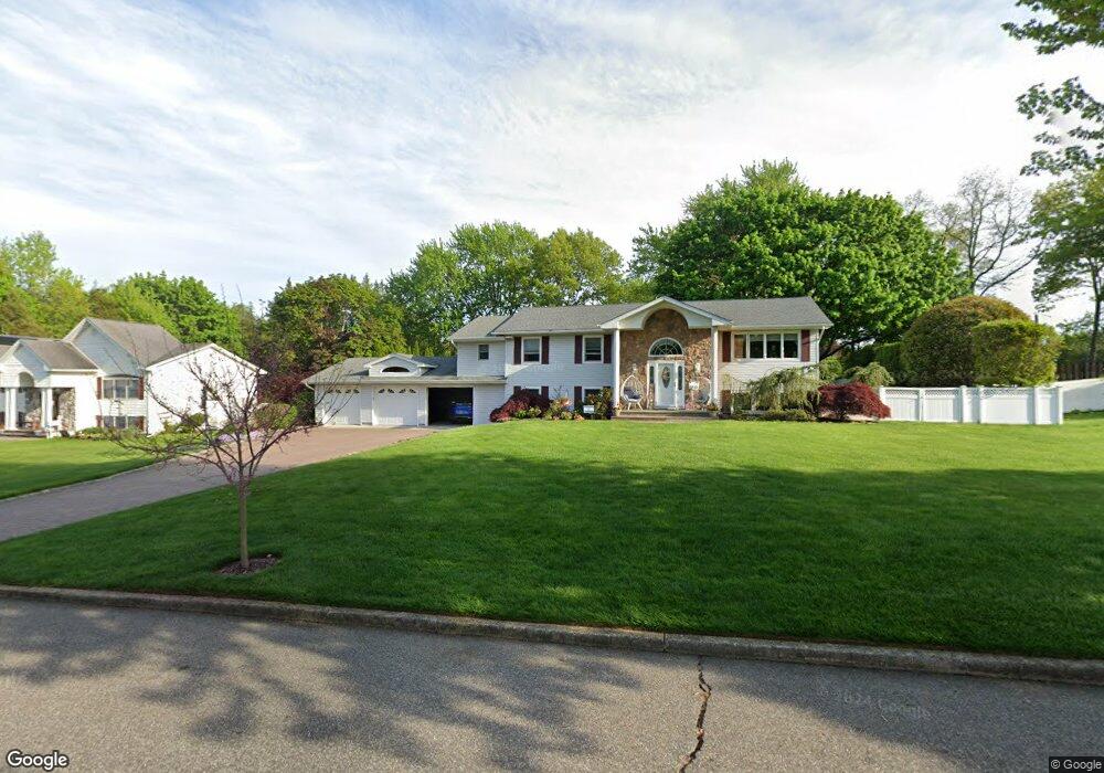 17 Candy Ln, ComMacK, NY 11725 - photo 1