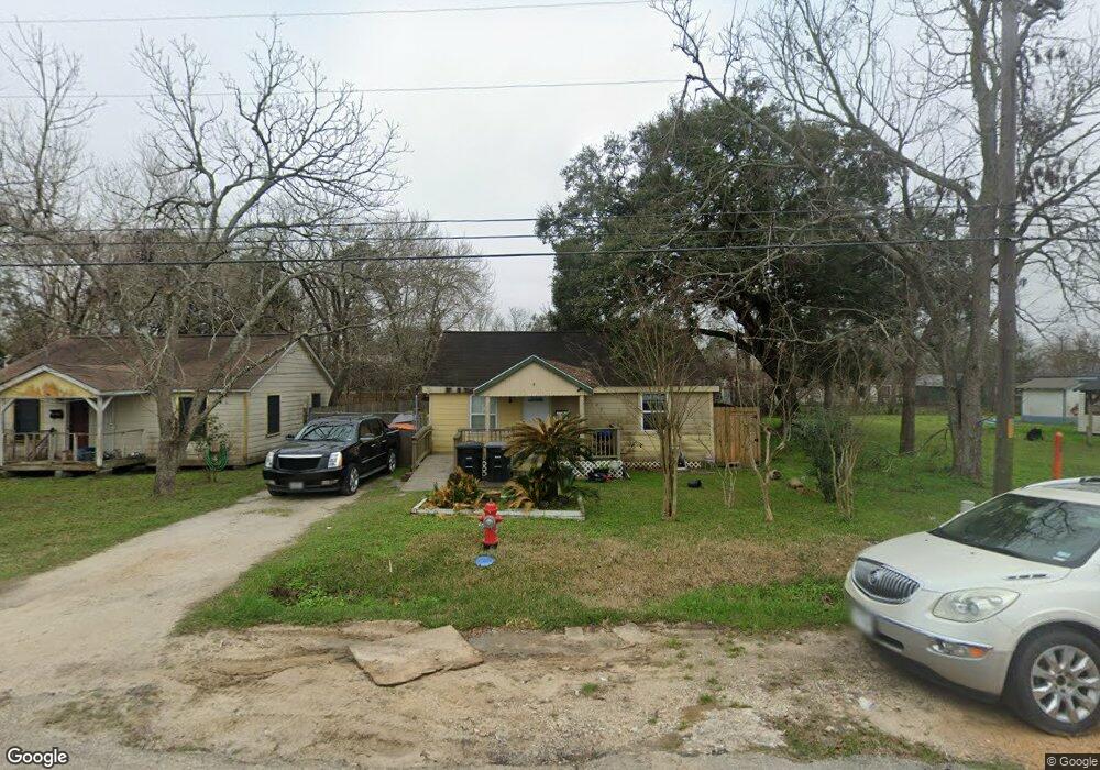 310 E Coombs St, Alvin, TX 77511 - photo 1