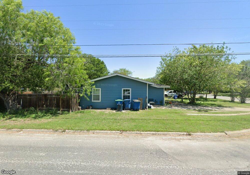 1001 E Hutchinson St, Beeville, TX 78102 - photo 1