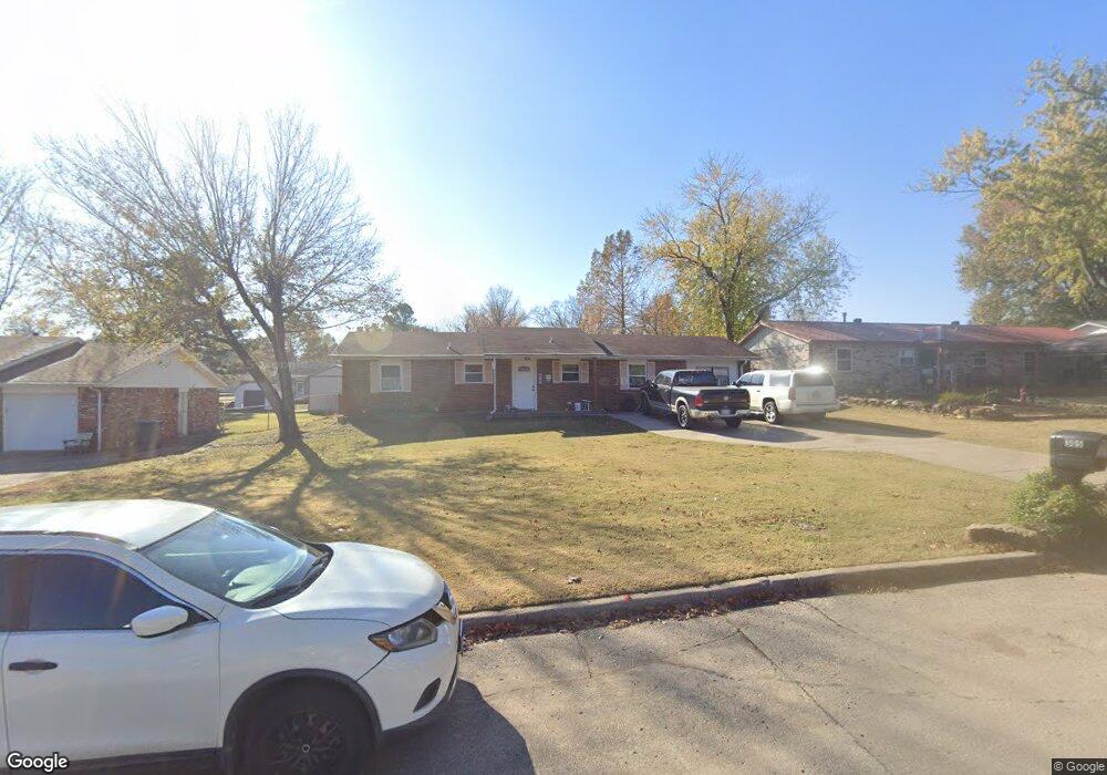 305 Tall Oak Dr, Henryetta, OK 74437 - photo 1