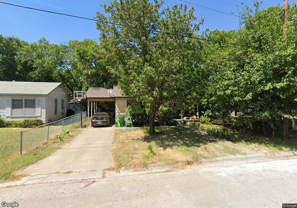 1419 Gribble St, Gainesville, TX 76240 - photo 1