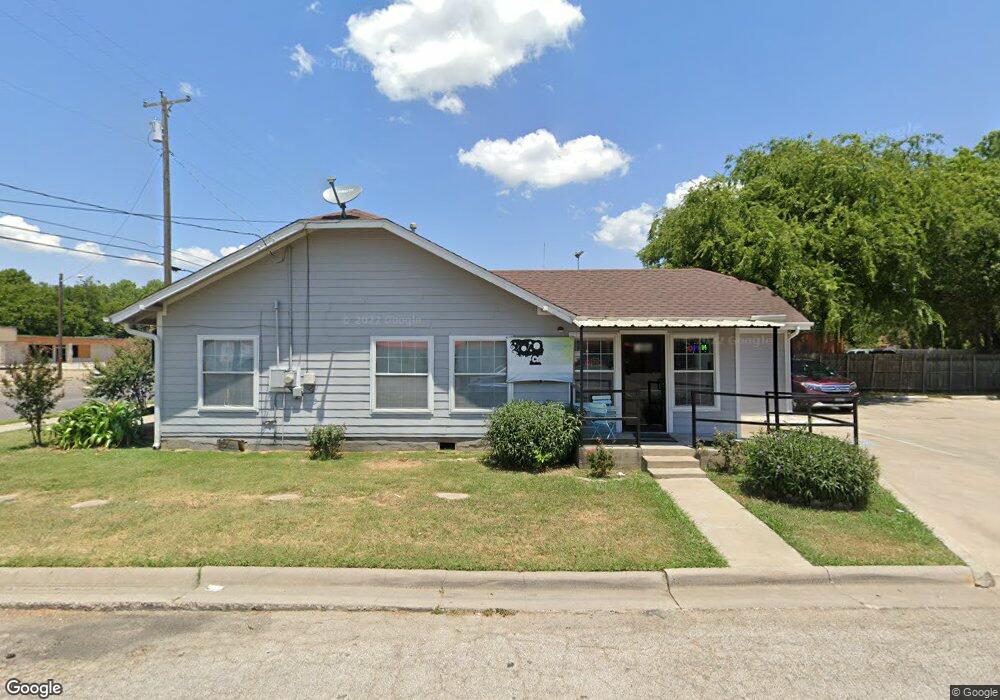 802 N Grand Ave, Gainesville, TX 76240 - photo 1